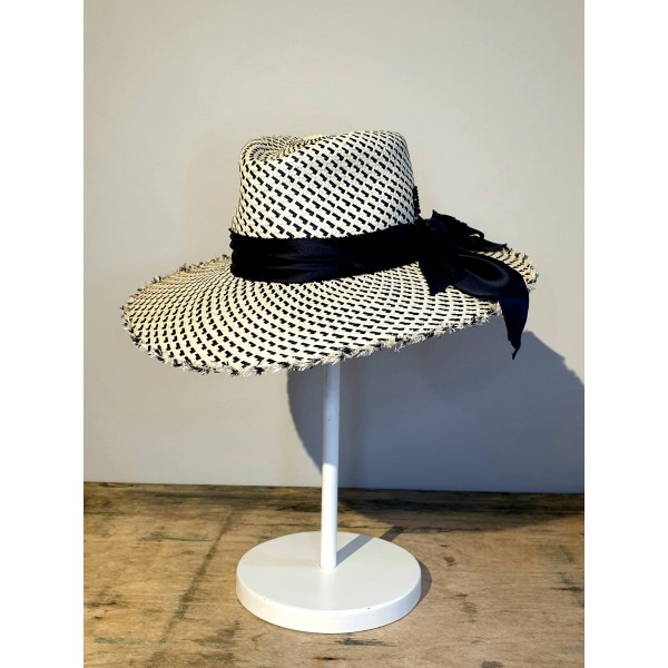 Dilara Latrous vasarinė skrybėlė